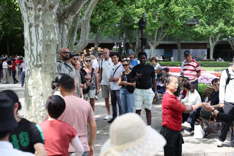 Guia turístico leva estrangeiros a explorar a verdadeira essência de Shanghai
