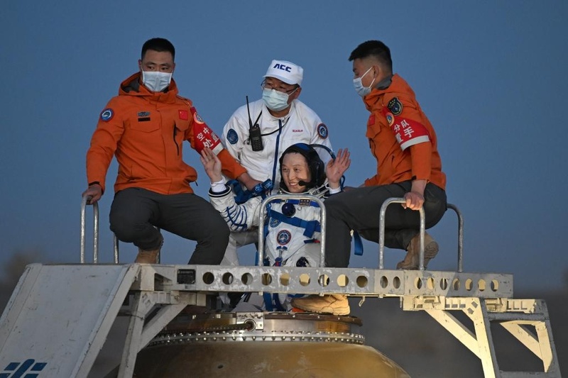 Astronautas de Shenzhou-21 retornam à Terra após missão recorde de 210 dias
