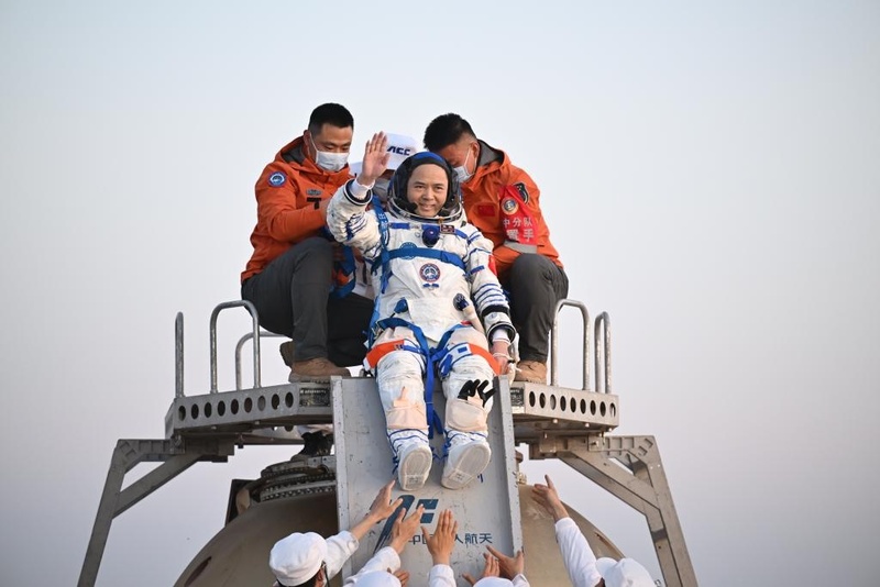 Astronautas de Shenzhou-21 retornam à Terra após missão recorde de 210 dias