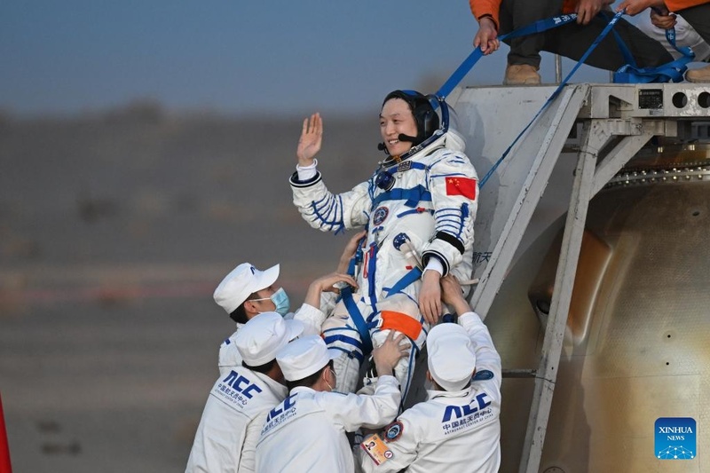Astronautas de Shenzhou-21 retornam à Terra após missão recorde de 210 dias