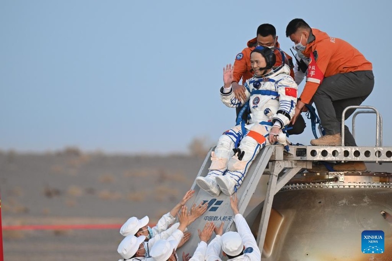 Astronautas de Shenzhou-21 retornam à Terra após missão recorde de 210 dias