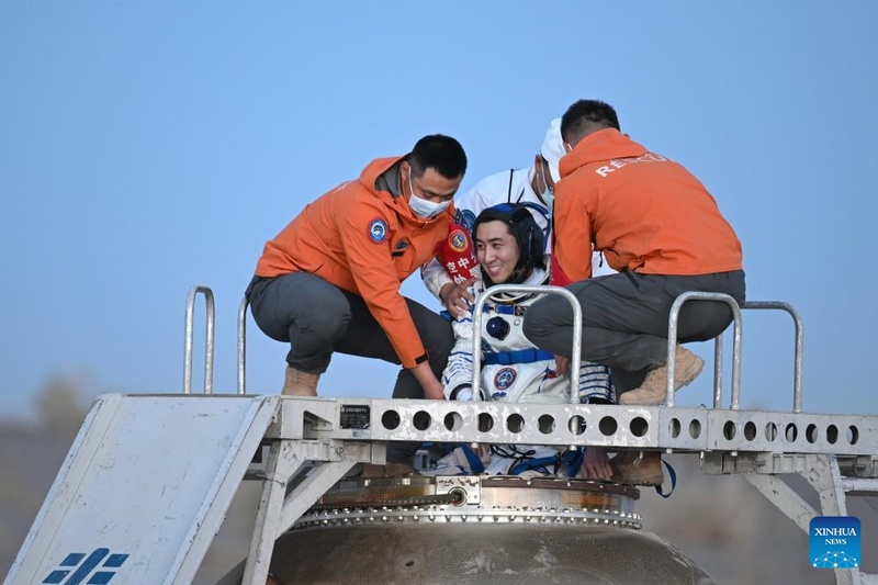Astronautas de Shenzhou-21 retornam à Terra após missão recorde de 210 dias