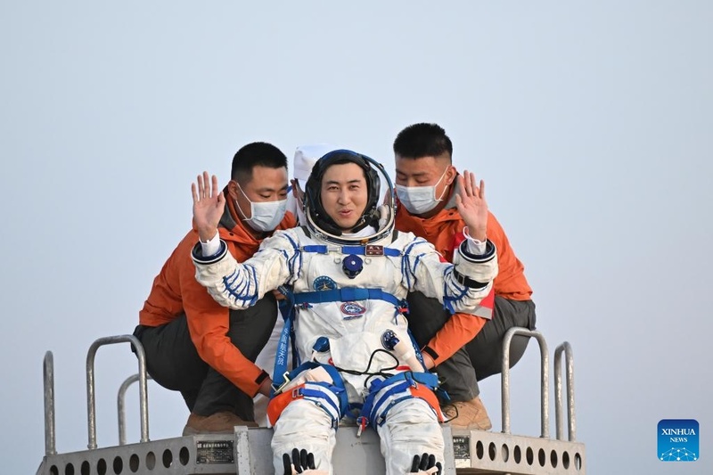 Astronautas de Shenzhou-21 retornam à Terra após missão recorde de 210 dias