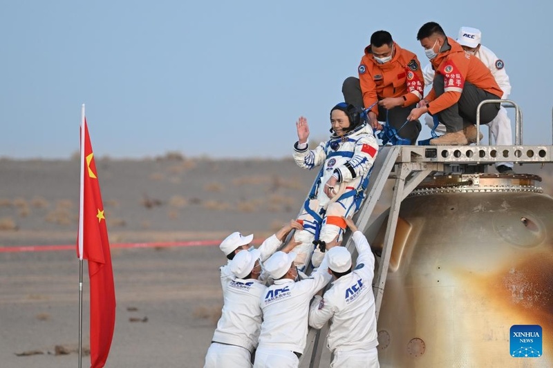 Astronautas de Shenzhou-21 retornam à Terra após missão recorde de 210 dias
