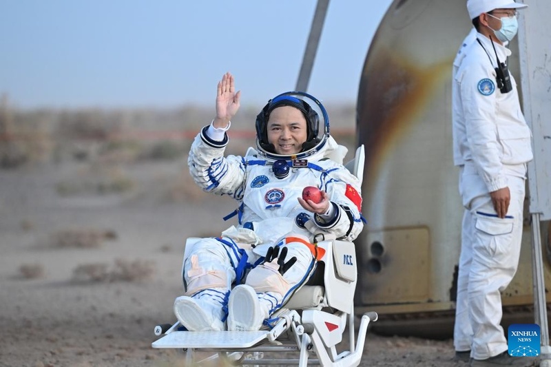 Astronautas de Shenzhou-21 retornam à Terra após missão recorde de 210 dias