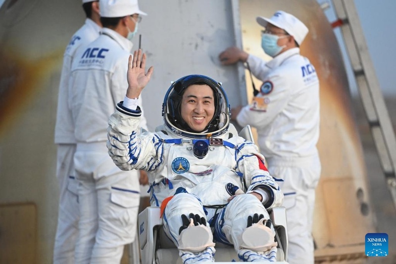 Astronautas de Shenzhou-21 retornam à Terra após missão recorde de 210 dias