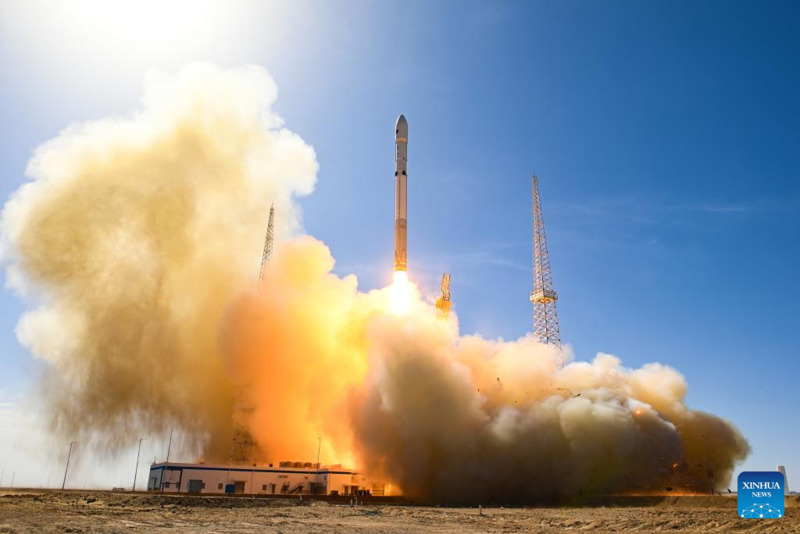 Foguete Longa Marcha-12B da China realiza com sucesso seu voo inaugural