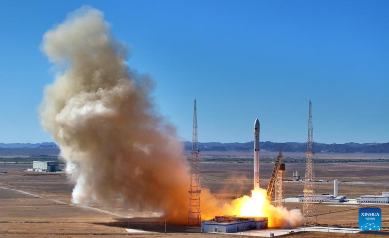 Foguete Longa Marcha-12B da China realiza com sucesso seu voo inaugural