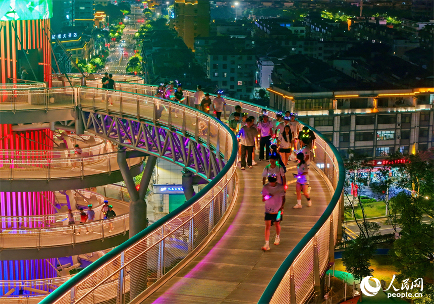 Corrida noturna de verão se populariza em Jiangxi, leste da China