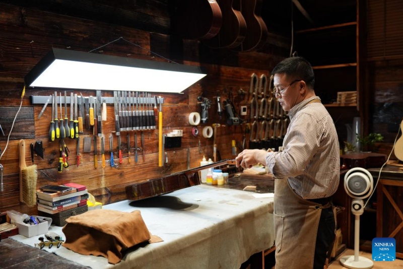 Guizhou: indústria de fabricação de guitarras prospera no condado de Zheng'an
