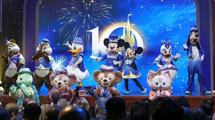 Parques temáticos impulsionam mercado turístico de verão na ChinaO crescente turismo receptivo na China, impulsionado pela expansão das políticas de isenção de visto, também aumentou consideravelmente a frequência na Disneyland de Shanghai.