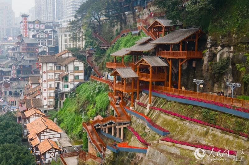 Chongqing transforma falésias, ruas históricas e cavernas em nova atração urbana