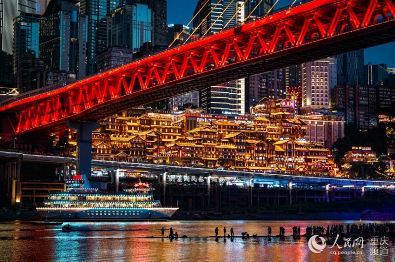 Chongqing transforma falésias, ruas históricas e cavernas em nova atração urbana
