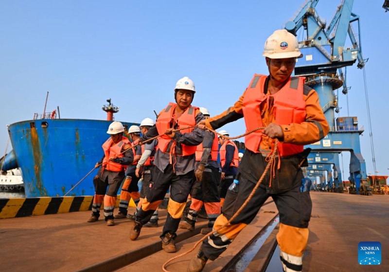 Navio graneleiro da COSCO Shipping estabelece novo recorde de calado no Porto de Tianjin, na China