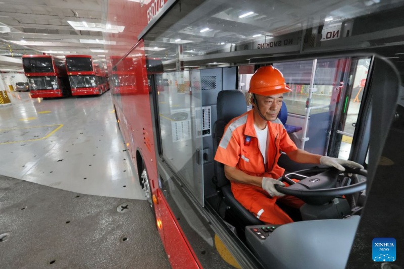 22 ônibus elétricos de dois andares da BYD são enviados do Porto chinês de Yantai para o Reino Unido