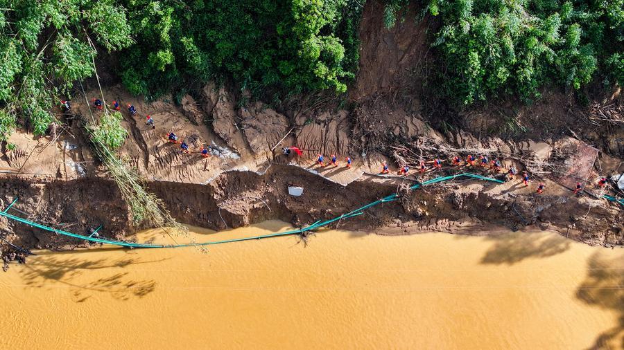 Vista aérea de equipes de resgate a caminho do distrito de Zhenlong, em Hengzhou, na Região Autônoma da Etnia Zhuang de Guangxi, no sul da China, em 11 de julho de 2026. (Foto: Huang Xiaobang/Xinhua)