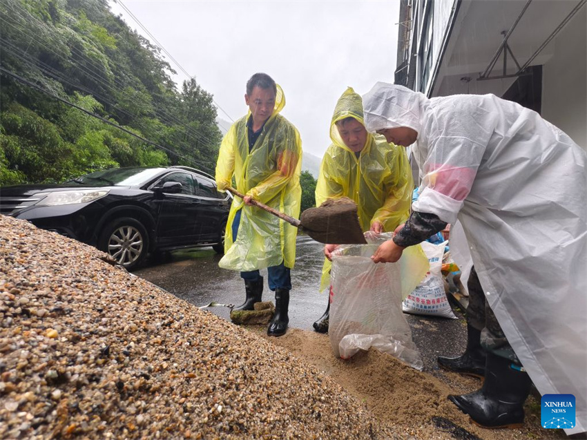 Equipes preparando sacos de areia na cidade de Tianmushan, distrito de Lin'an, cidade de Hangzhou, província de Zhejiang, no leste da China, em 12 de julho de 2026. (Foto: Hu Jianhuan/Xinhua)