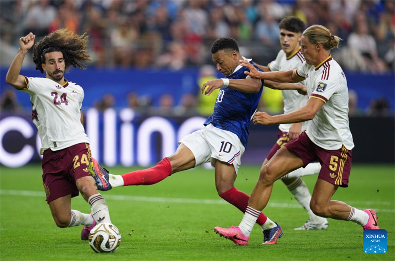 Kylian Mbappé (segundo à esquerda), da França, chuta durante a partida semifinal entre França e Espanha na Copa do Mundo da FIFA 2026, no Dallas Stadium, em Dallas, Estados Unidos, em 14 de julho de 2026. (Wu Xiaoling/Xinhua)