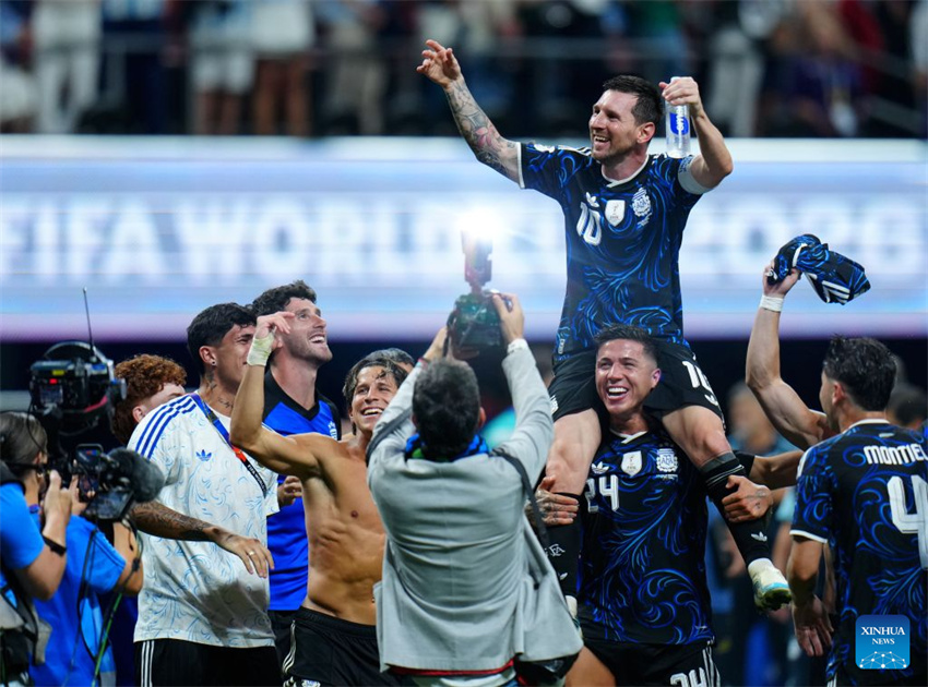Lionel Messi (acima), da Argentina, comemora a vitória após a partida semifinal entre Argentina e Inglaterra na Copa do Mundo da FIFA de 2026, no Estádio de Atlanta, em Atlanta, Estados Unidos, em 15 de julho de 2026. (Jia Haocheng/Xinhua)