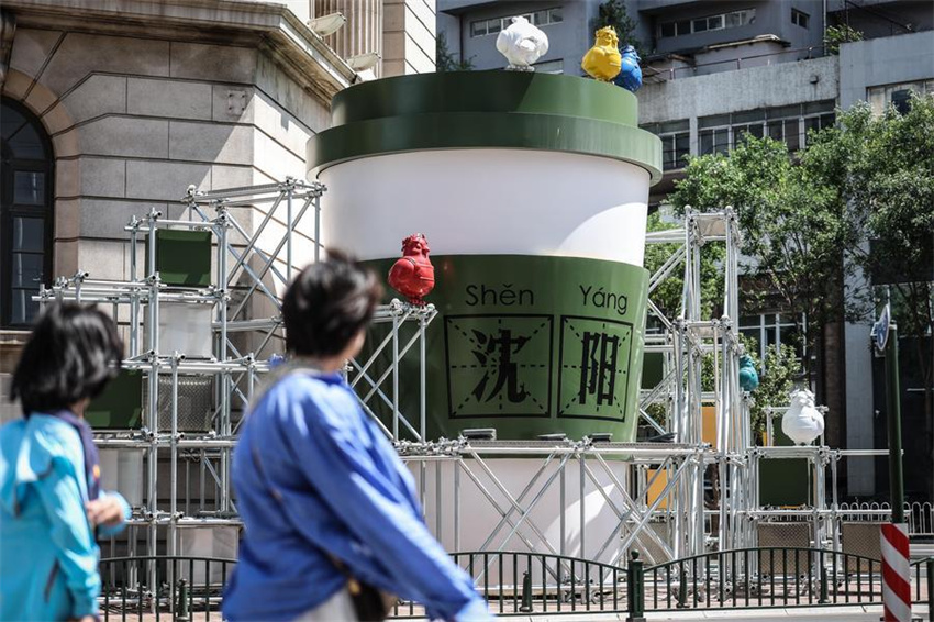 Pessoas passam por uma instalação artística ao ar livre na Rua Bajing, na cidade de Shenyang, província de Liaoning, nordeste da China, em 1º de agosto de 2026. (Foto: Pan Yulong/Xinhua)