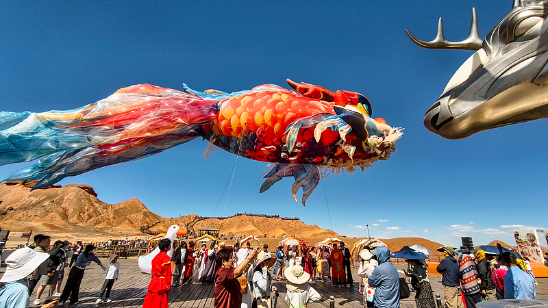 Gansu: espetáculo cultural em Danxia é inaugurado com exibição de lanterna gigante