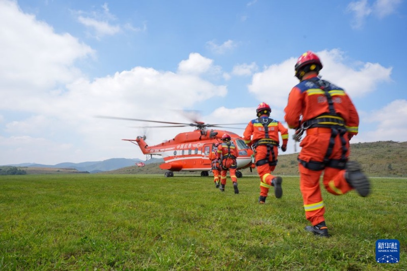 Equipes de bombeiros da China realizam treinamento de descida por corda de helicóptero