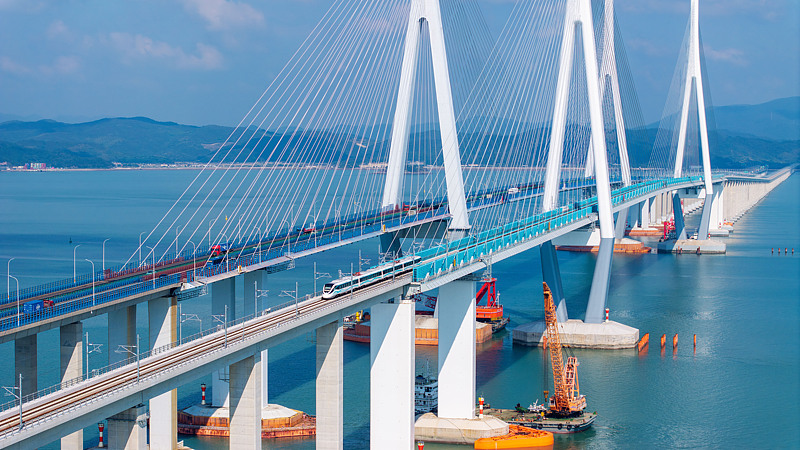 Primeira ferrovia interurbana sobre o mar da China entra em operação