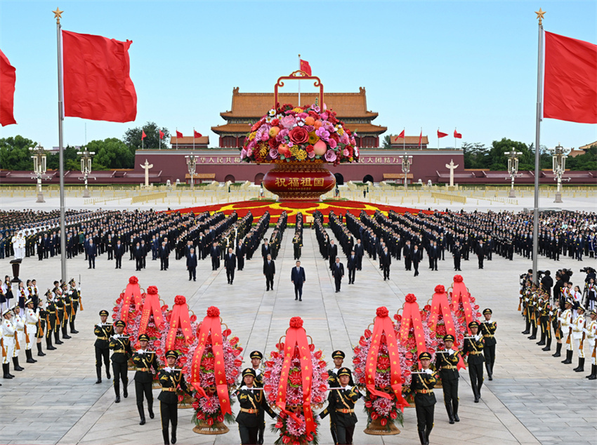 Xi Jinping presta homenagem a heróis nacionais no Dia dos Mártires