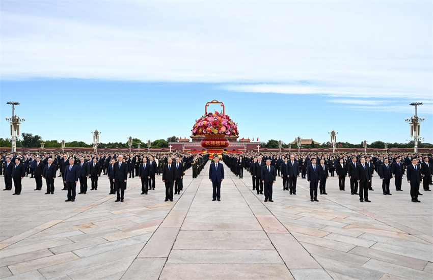 Xi Jinping presta homenagem a heróis nacionais no Dia dos Mártires