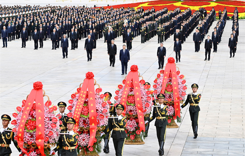 Xi Jinping presta homenagem a heróis nacionais no Dia dos Mártires