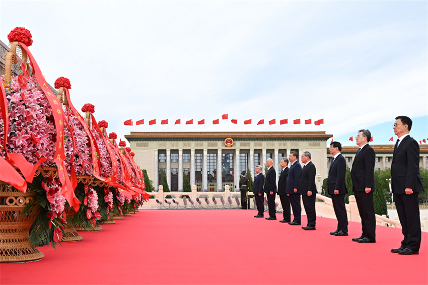 Xi Jinping presta homenagem a heróis nacionais no Dia dos Mártires