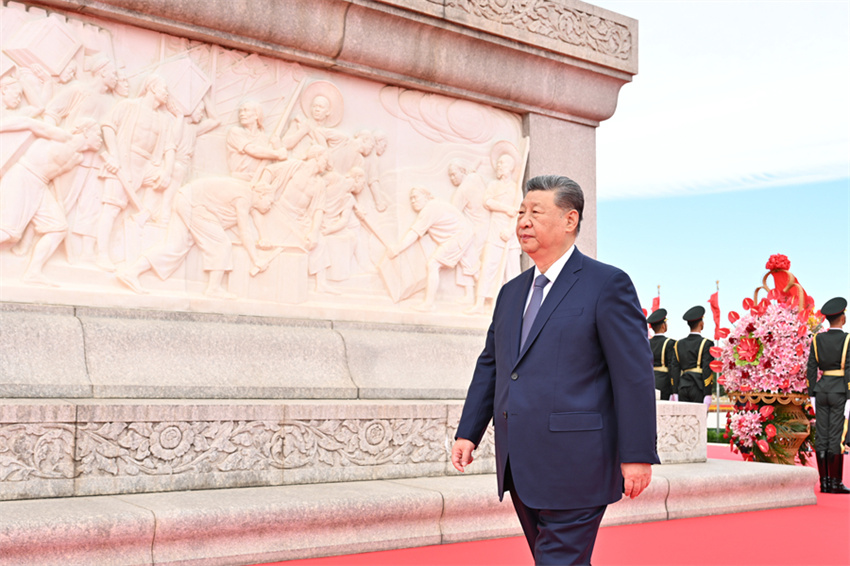 Xi Jinping presta homenagem a heróis nacionais no Dia dos Mártires