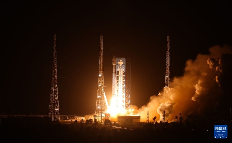 Foguete Longa Marcha-12 da China lança novo grupo de satélites de internet