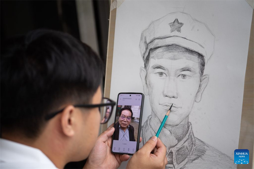 Artistas voluntários trazem retratos de mártires do Exército Vermelho para suas famílias