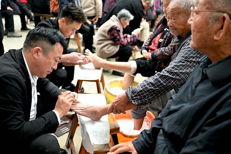 Galeria: voluntários prestam serviços gratuitos a idoso em Bozhou antes do Festival Chongyang