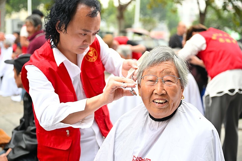 Galeria: voluntários prestam serviços gratuitos a idoso em Bozhou antes do Festival Chongyang