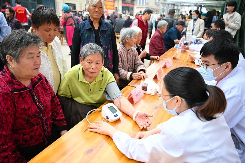 Galeria: voluntários prestam serviços gratuitos a idoso em Bozhou antes do Festival Chongyang