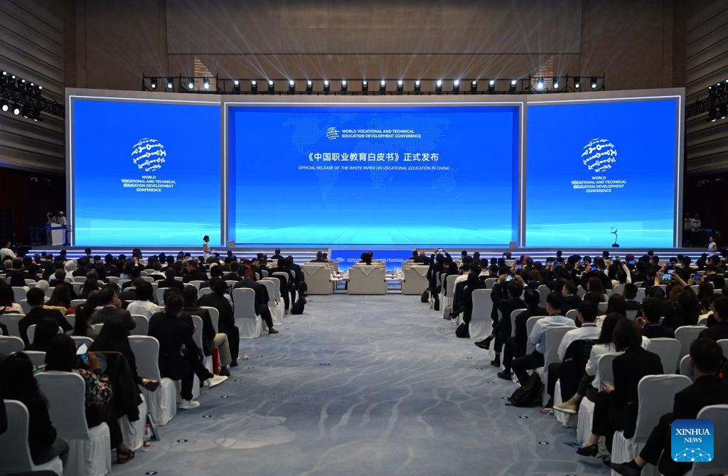 Educação profissionalizante forma quase 10 milhões de trabalhadores qualificados anualmente na China, diz livro branco