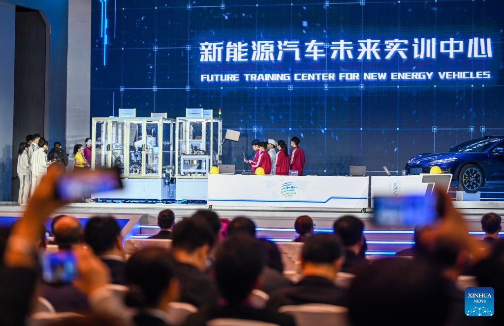 Educação profissionalizante forma quase 10 milhões de trabalhadores qualificados anualmente na China, diz livro branco