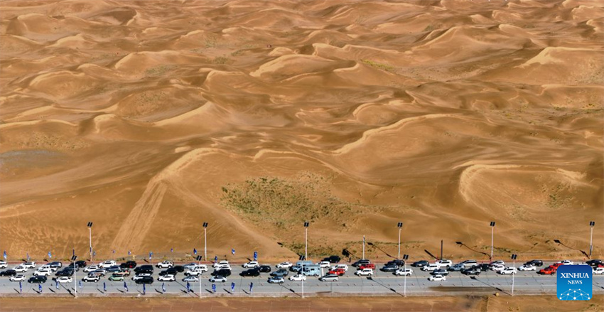 Evento de expedição automotiva no deserto tem início na região de Ningxia, noroeste da China