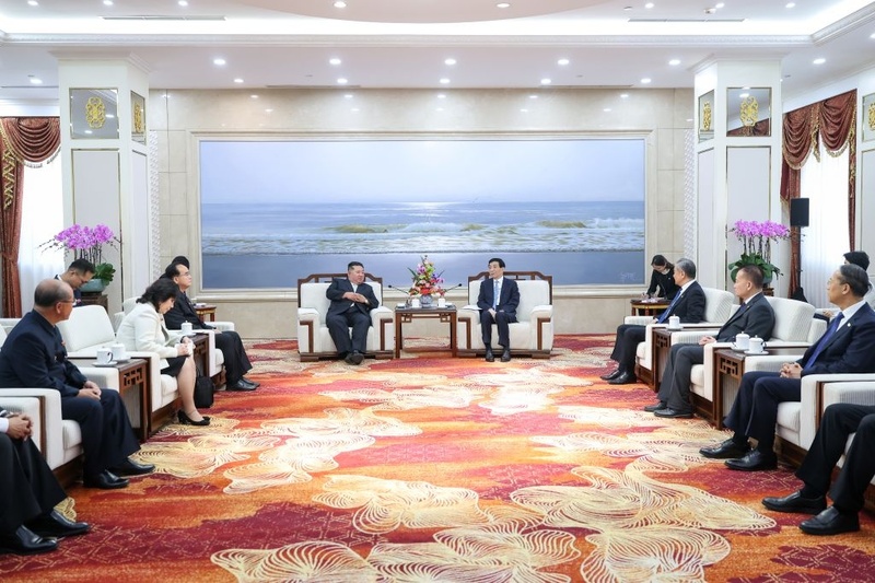 Mais alto conselheiro político da China acompanha o mais alto líder da RPDC em visita a cidade fronteiriça