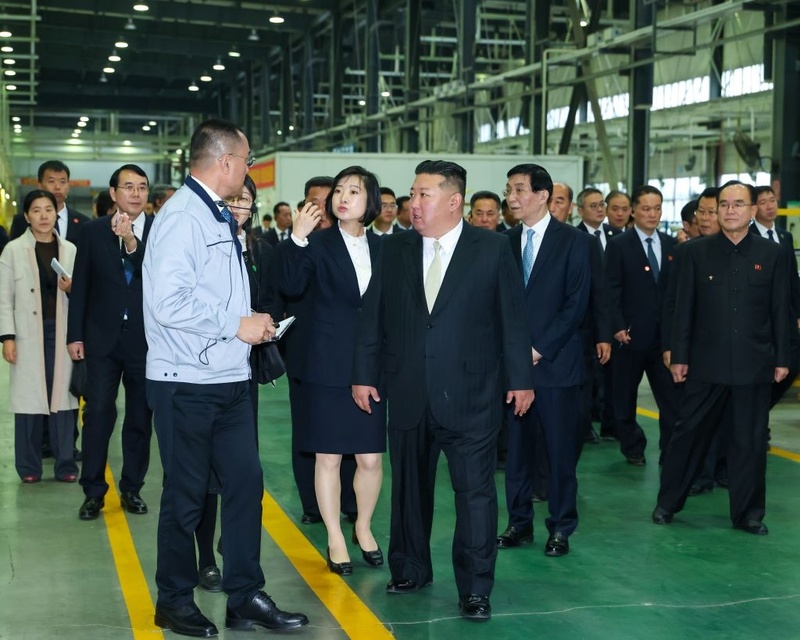 Mais alto conselheiro político da China acompanha o mais alto líder da RPDC em visita a cidade fronteiriça