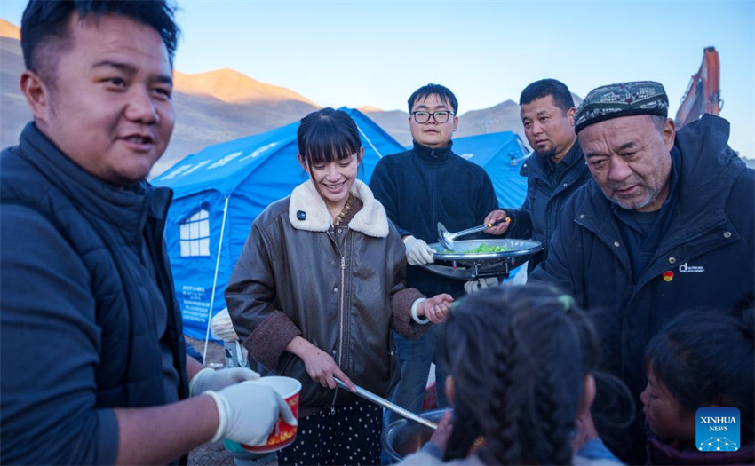 Xizang: voluntários levam acolhimento a região atingida por terremoto