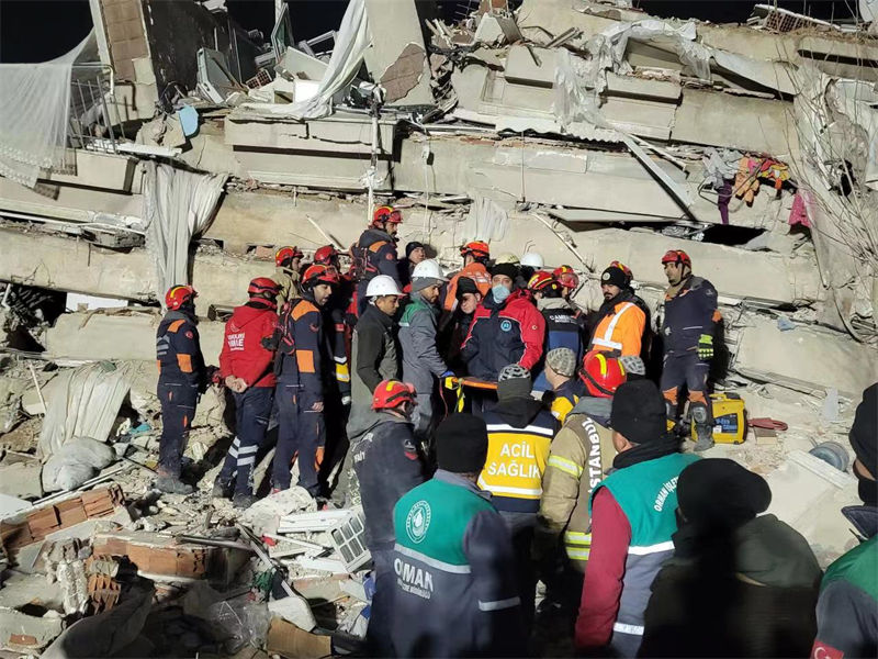 Turquia: equipes de resgate chinesa e turca salvam sobrevivente dos terremotos