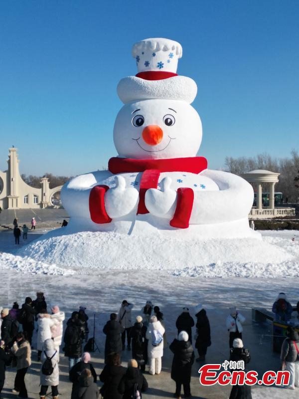 Boneco de neve gigante icônico dá boas-vindas aos visitantes em Harbin
