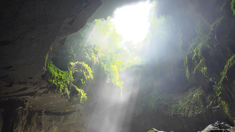 Explorando a "Claraboia" no ponto turístico Jinzhongshan, em Guangxi
