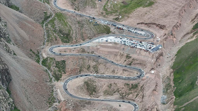 Rodovia Dushanzi-Kuqa de Xinjiang registra boom de turismo no verão