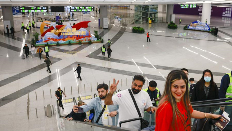 Aeroporto de Xinjiang registra aumento expressivo de viagens transfronteiriçasUm total de 500.000 viagens de ou para a China foram registradas em 2025 no Aeroporto Internacional Tianshan de Urumqi. 