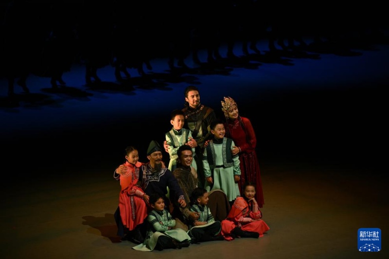 Festival internacional de dança começa em Xinjiang, na China, com 52 apresentações