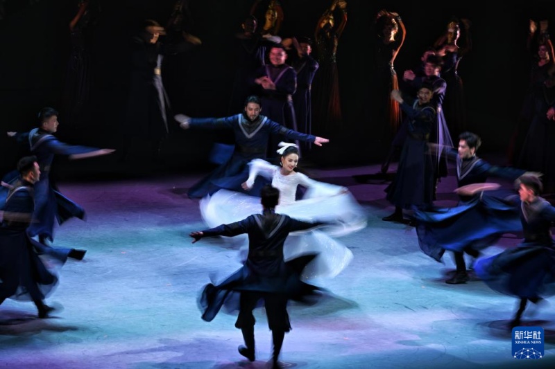 Festival internacional de dança começa em Xinjiang, na China, com 52 apresentações